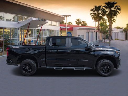 Used 2021 Chevrolet Silverado 1500 LT Trail Boss w/ Convenience Package II AWD/4WD image 2