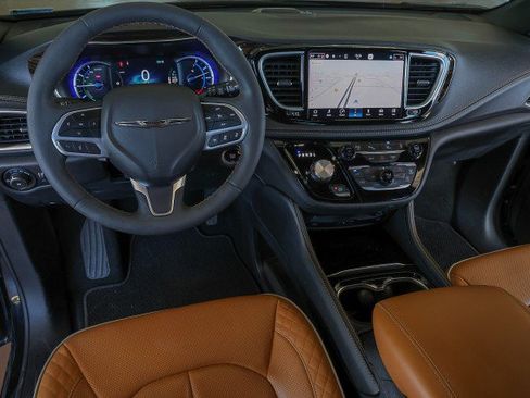 Used 2023 Chrysler Pacifica Pinnacle FWD image 26