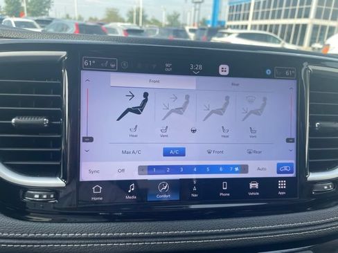 Used 2023 Chrysler Pacifica Limited FWD image 15