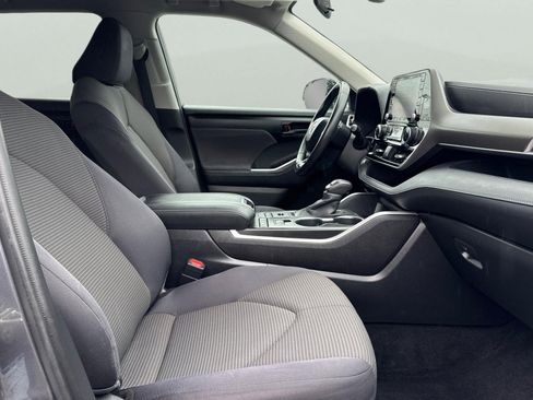 Used 2020 Toyota Highlander LE image 19