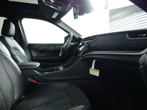 Certified 2024 Jeep Grand Cherokee Altitude image 23