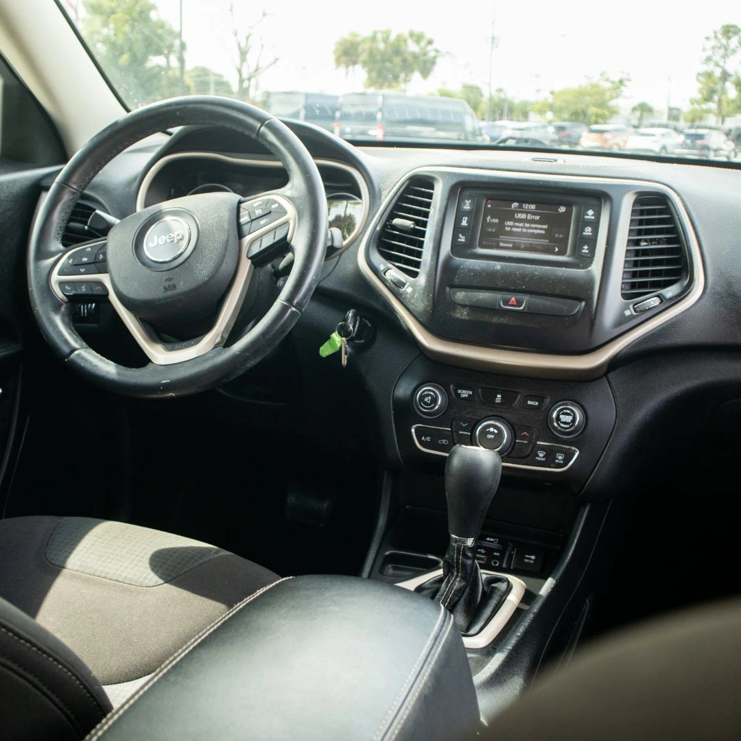 Used 2016 Jeep Cherokee Latitude FWD image 26