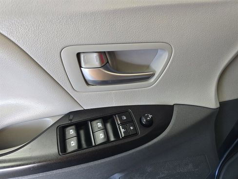 Used 2017 Toyota Sienna LE image 18