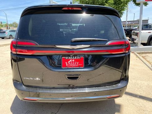 Used 2024 Chrysler Pacifica Touring-L FWD image 4