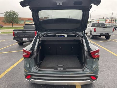 Used 2025 Chevrolet Trax LT FWD image 33