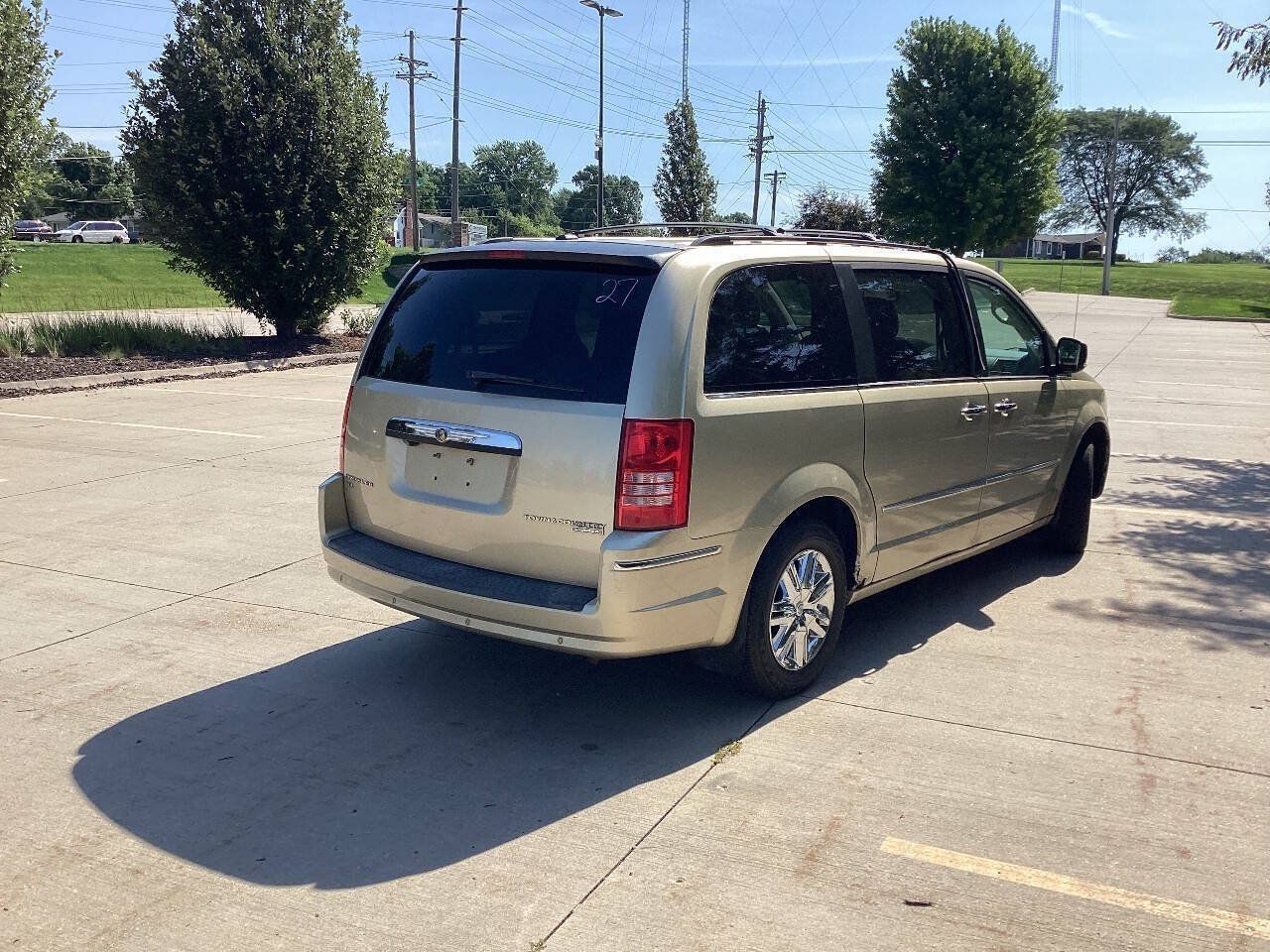 Used 2010 Chrysler Town & Country Limited FWD image 3