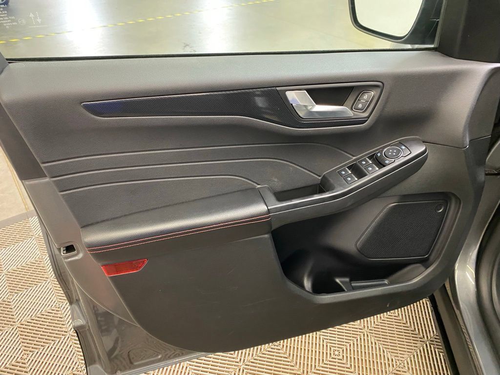 Used 2025 Ford Escape ST-Line FWD image 17