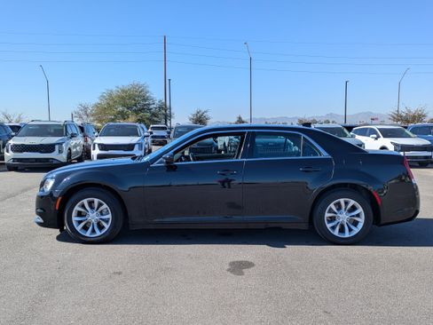 Used 2021 Chrysler 300 Touring image 2