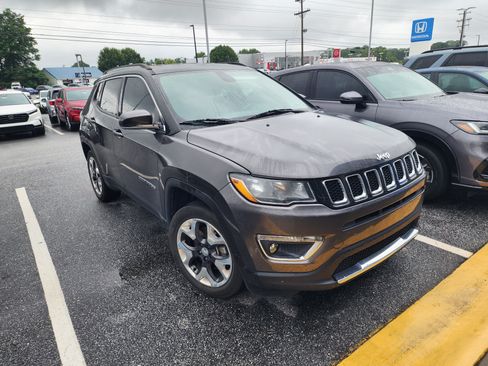 Used 2018 Jeep Compass Limited w/ Navigation Group FWD image 3