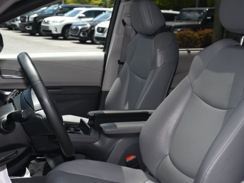 Used 2021 Toyota Sienna XLE w/ XLE Plus Package FWD image 12