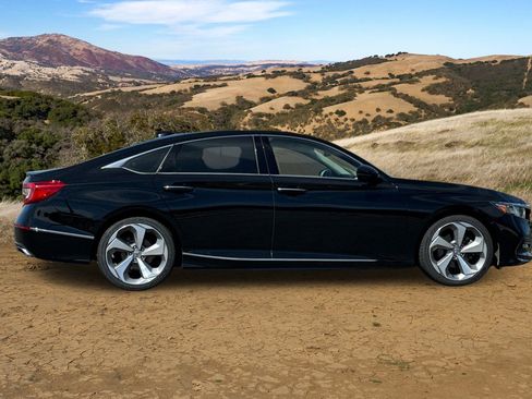 Used 2018 Honda Accord Touring image 3