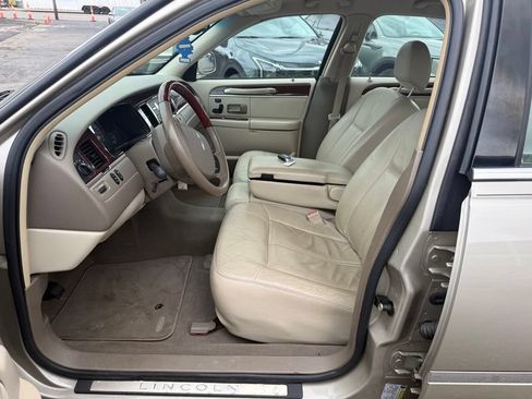 Used 2005 Lincoln Town Car Signature Limited RWD image 9