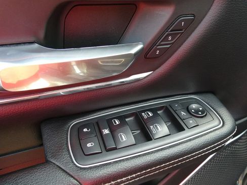 Used 2019 RAM 1500 Laramie AWD/4WD image 24