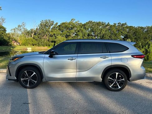Used 2022 Toyota Highlander XSE FWD image 3