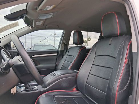 Used 2019 Toyota Highlander LE image 12