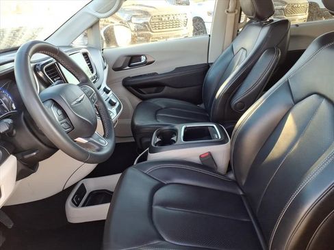Certified 2023 Chrysler Pacifica Touring-L image 10