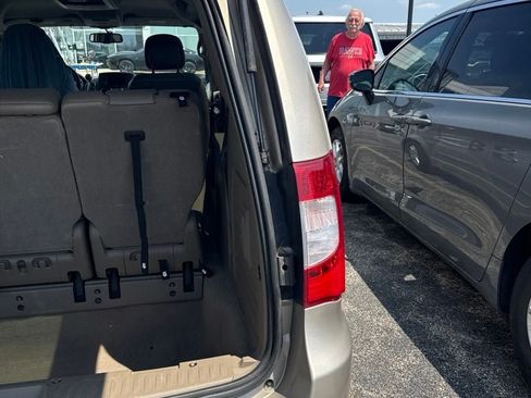 Used 2013 Chrysler Town & Country Touring FWD image 10