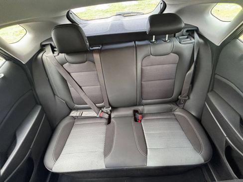 Used 2025 Chevrolet Trax LT w/ LT Convenience Package FWD image 38