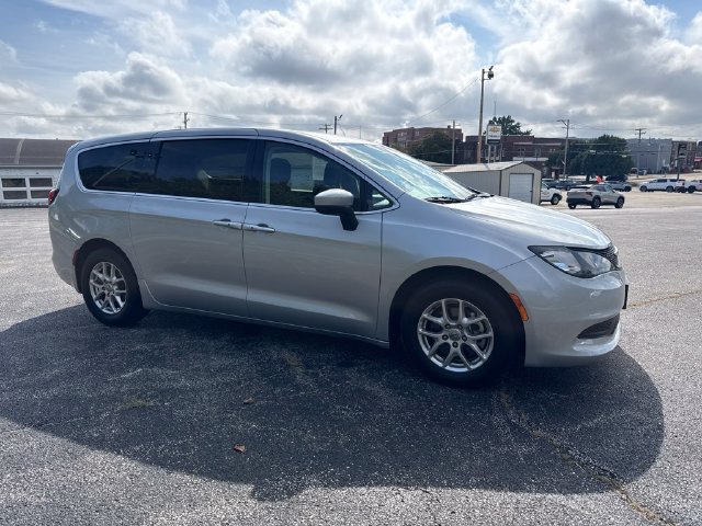 Used 2023 Chrysler Voyager LX FWD image 7