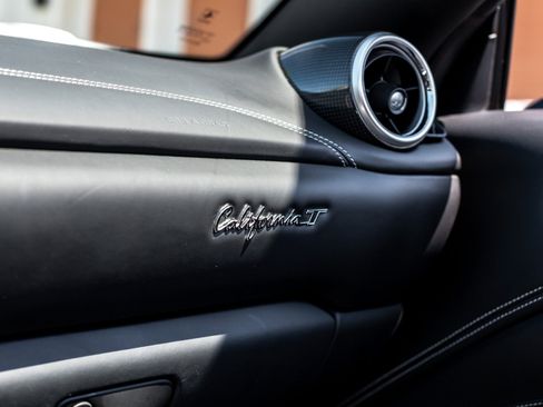 Used 2017 Ferrari California T RWD image 24