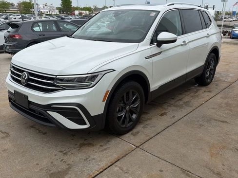 Certified 2023 Volkswagen Tiguan SE w/ Panoramic Sunroof Package FWD image 3