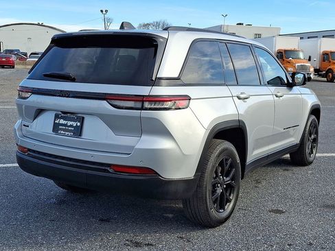 Used 2024 Jeep Grand Cherokee Altitude image 7