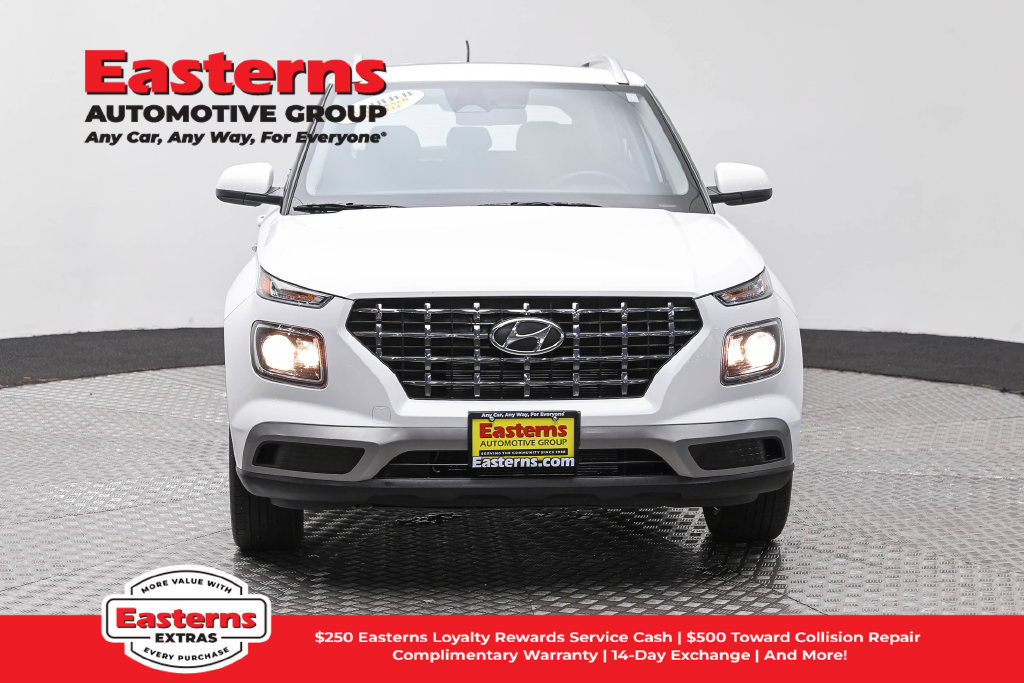 Used 2025 Hyundai Venue SEL FWD image 3