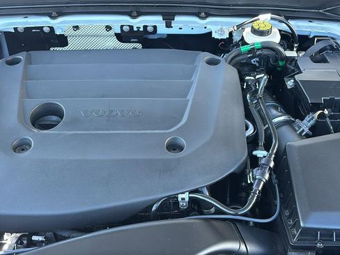 Certified 2026 Volvo XC40 B5 Plus AWD/4WD image 32