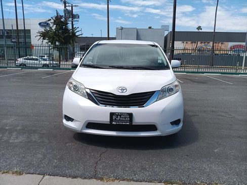 Used 2012 Toyota Sienna LE FWD image 2