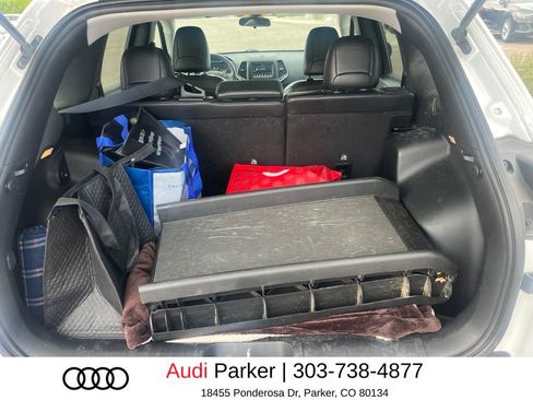 Used 2019 Jeep Cherokee Latitude Plus w/ Cold Weather Group AWD/4WD image 10