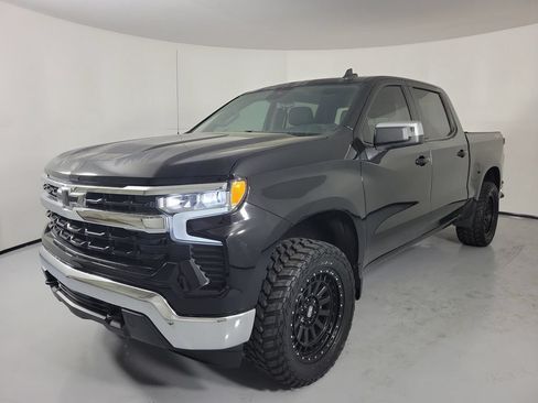 Used 2022 Chevrolet Silverado 1500 LT AWD/4WD image 3