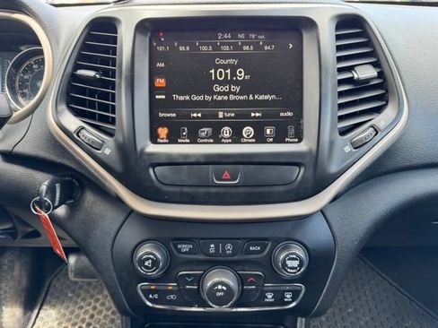 Used 2017 Jeep Cherokee Latitude w/ Cold Weather Group AWD/4WD image 19