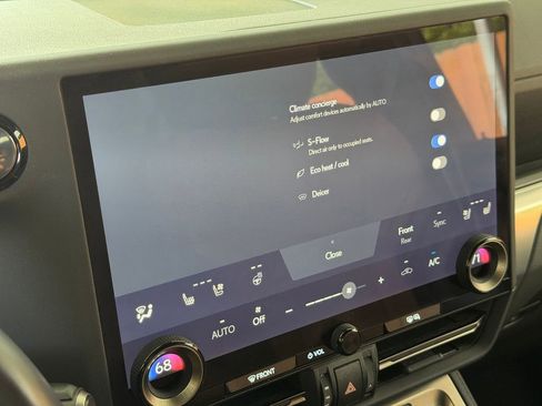 Used 2024 Lexus GX 550 w/ Accessory Package (31) AWD/4WD image 8