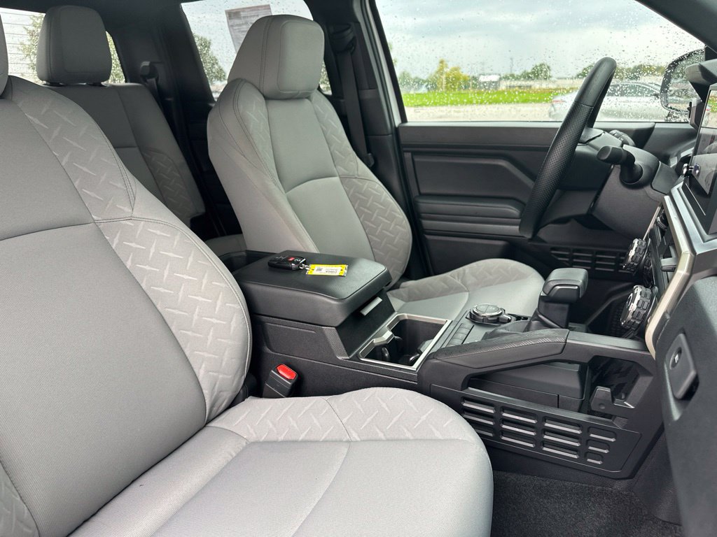 Used 2025 Toyota Tacoma SR5 AWD/4WD image 33