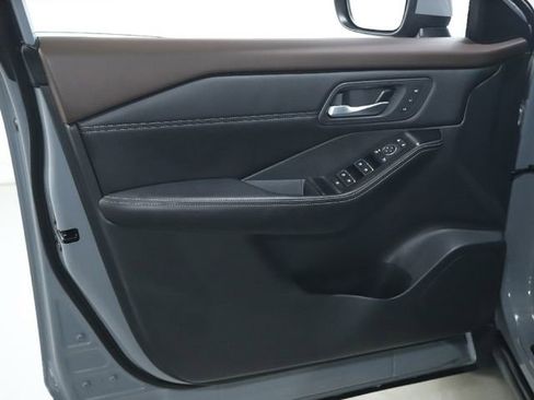 Used 2022 Nissan Rogue SL w/ SL Premium Package image 16