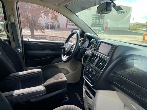 Used 2017 Dodge Grand Caravan SE w/ UConnect Hands-Free Group image 2