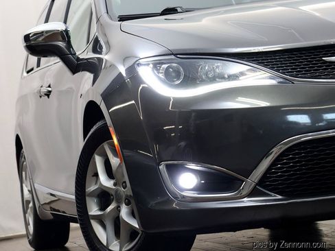 Used 2019 Chrysler Pacifica Limited FWD image 4