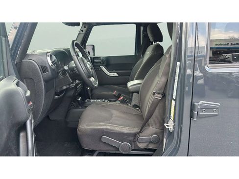 Used 2017 Jeep Wrangler Unlimited Sahara w/ Max Tow Package AWD/4WD image 9