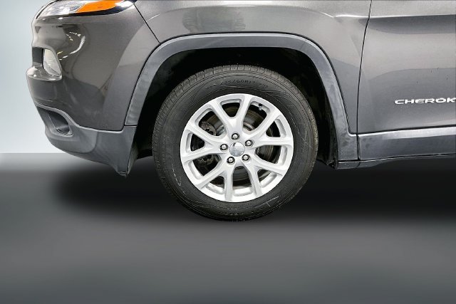 Used 2017 Jeep Cherokee Latitude w/ Comfort & Sound Group FWD image 30