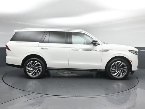 Certified 2025 Lincoln Navigator Reserve AWD/4WD image 8