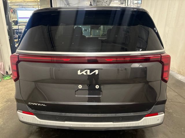 Used 2025 Kia Carnival FWD image 5