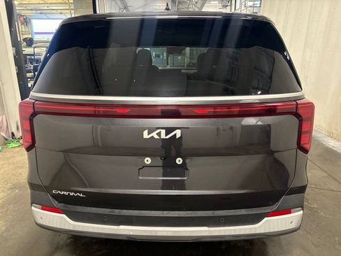 Used 2025 Kia Carnival FWD image 5
