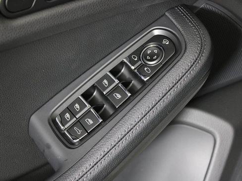 Certified 2026 Porsche Macan AWD/4WD image 16