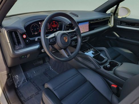 Used 2025 Porsche Cayenne image 23