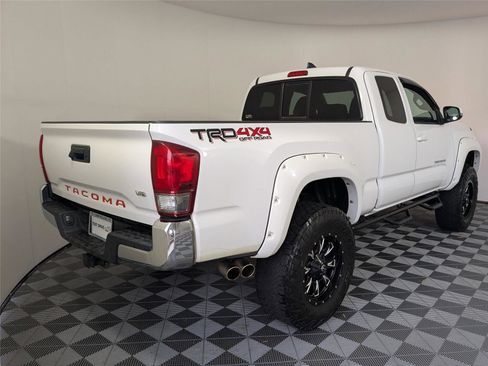Used 2016 Toyota Tacoma TRD Off-Road image 5