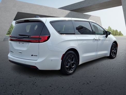 Used 2024 Chrysler Pacifica Limited FWD image 6