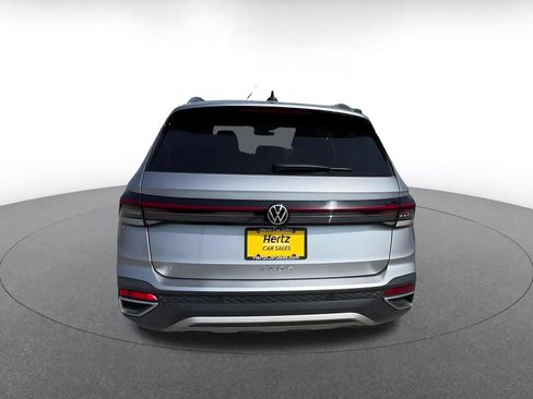 Used 2025 Volkswagen Taos SE FWD image 4