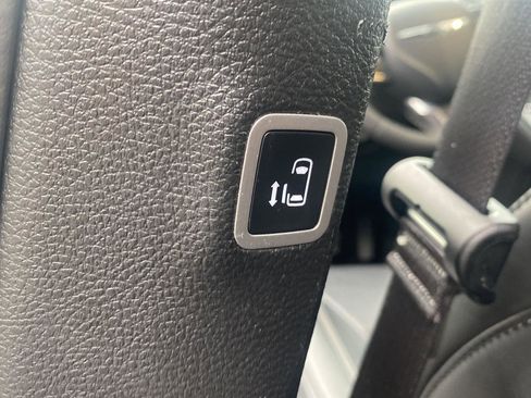 Certified 2025 Chrysler Pacifica Select image 13