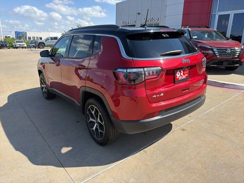 Used 2025 Jeep Compass Limited AWD/4WD image 3