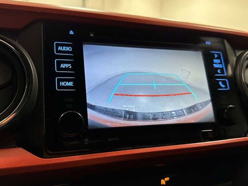 Used 2018 Toyota Tacoma TRD Sport image 19